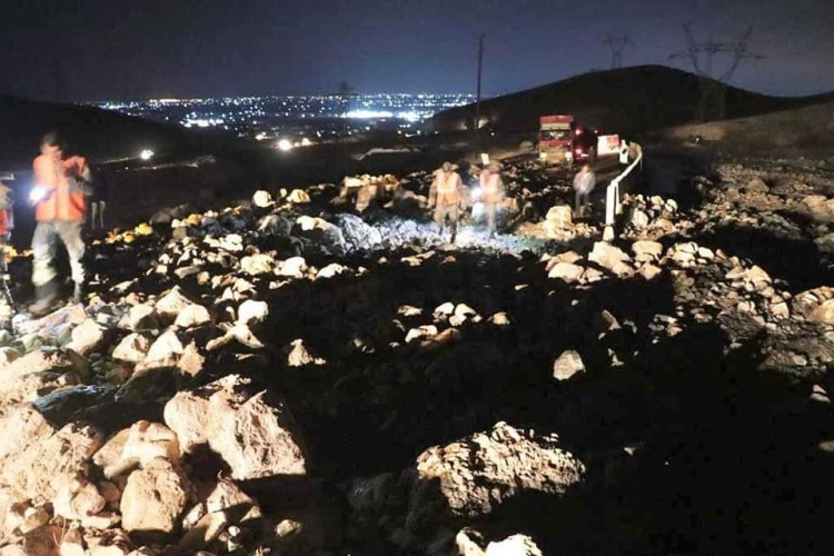 تحويل حركة السير على أوتستراد دمشق – حمص ذهاباً وإياباً جراء انهيار جزء من الجبل بمحلة الثنايا