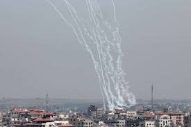 رداً على المجازر وبعد شهر ونصف من القتال تل أبيب تتلقى رشقة صاروخية هي الأعنف على الإطلاق 