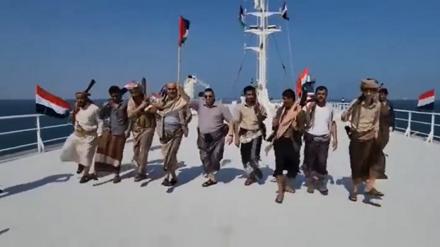 يمنيون يؤدون رقصة 