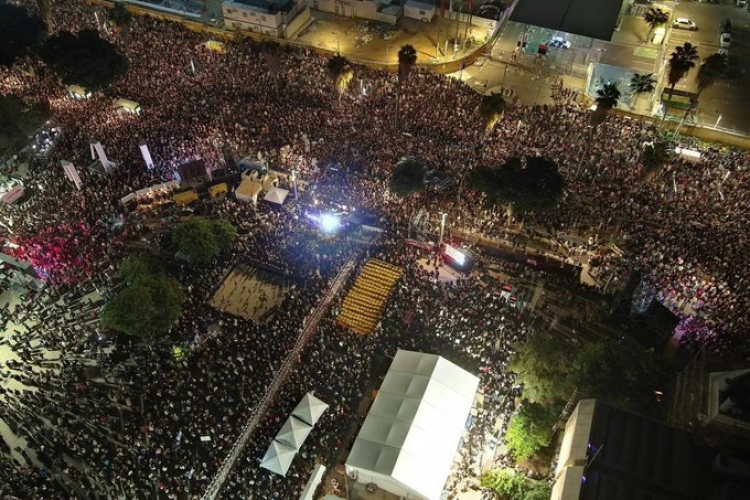 تظاهرة ضخمة في تل أبيب تطالب نتنياهو بالاستقالة وإعادة الأسرى من قطاع غزة