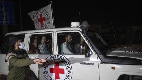 الهلال الأحمر الفلسطيني يعلن دخول 100 شاحنة مساعدات إلى مدينة غزة وشمال القطاع أمس