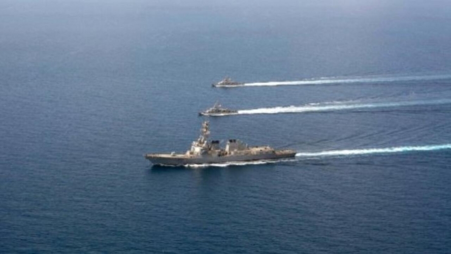 الجيش الأمريكي يزعم تعرض أحد سفنه لصواريخ من اليمن خلال عملية تحرير مزعومة لسفينة