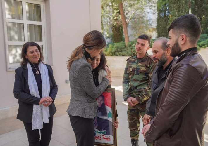 السيدة أسماء الأسد تستقبل عوائل شهداء الهجوم الإرهابي على حفل تخرج الكلية الحربية في حمص