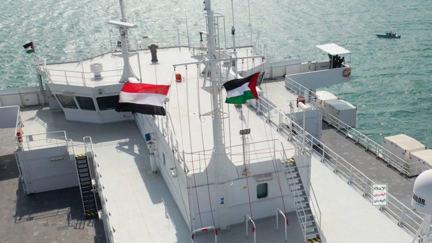 القوات اليمنية تستهدف سفينتين لهما ارتباط بالكيان الإسرائيلي بطائرتين بحريتين