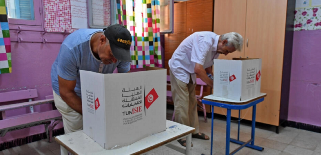 التونسيون يدلون بأصواتهم في أول انتخابات محلية عن طريق الاقتراع