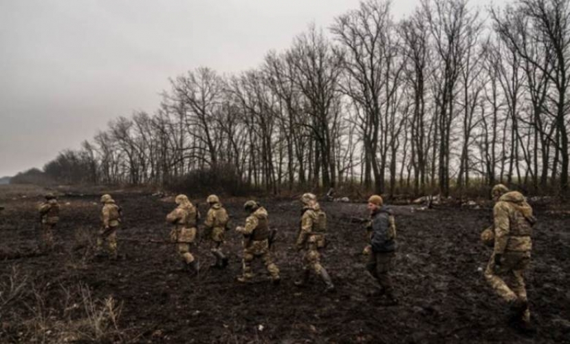 الجنود الأوكران يفرون من أفدييفكا وهي رابع قلعة محصنة تحررها القوات الروسية