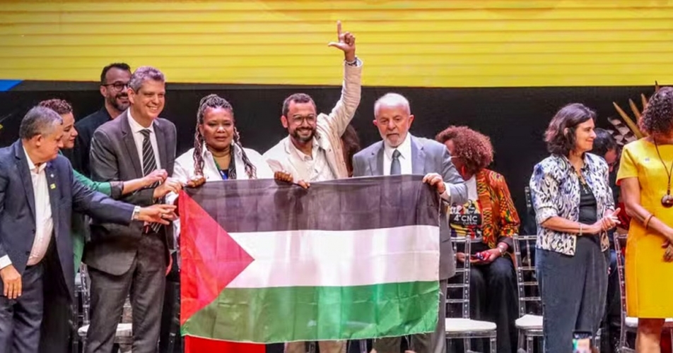 الرئيس البرازيلي يرفع العلم الفلسطيني خلال افتتاح مؤتمر الثقافة الوطنية
