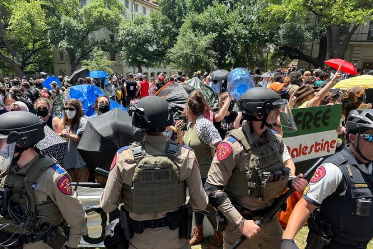 الشرطة الأميركية تعتقل عشرات المتظاهرين المؤيدين للشعب الفلسطيني في جامعة تكساس