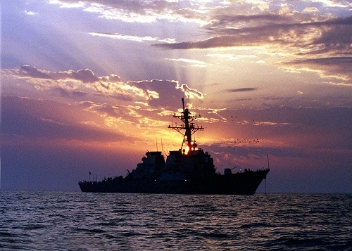 القوات المسلحة اليمنية تستهدف مدمرة أمريكية وسفينة في البحر الأحمر