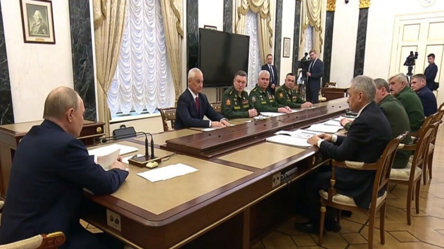 خلال اجتماع عسكري بوتين: القوات الروسية تحسن مواقعها كل يوم وفي جميع الاتجاهات