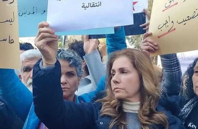 الفنانة يارا صبري توضح ما حدث في ساحة المرجة بدمشق