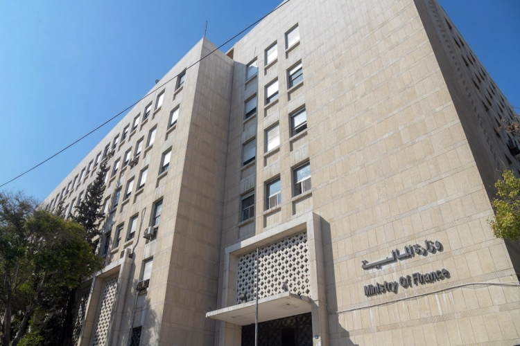 وزارة المالية تصدر تعليمات مرسوم زيادة الرواتب 200 % للعاملين والعسكريين