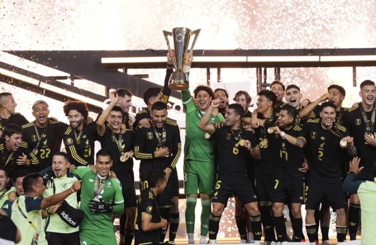 المكسيك تهزم الولايات المتحدة وتتوج بلقبها العاشر في الكأس الذهبية لاتحاد الكونكاكاف