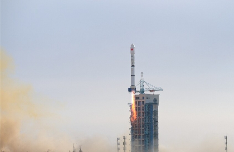 الصين تطلق 3 أقمار اصطناعية لدراسة الفضاء