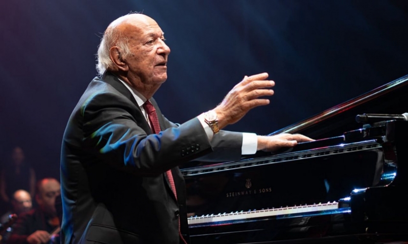 عمر خيرت يطمئن جمهوره ويعلن عودته للمسرح في قطر