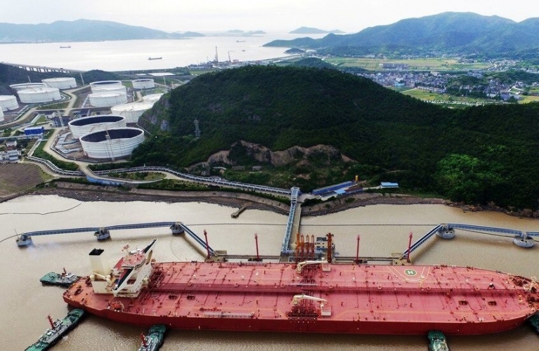 الصين تطلق أول ناقلة نفط خام ذكية في العالم تعمل بالميثانول