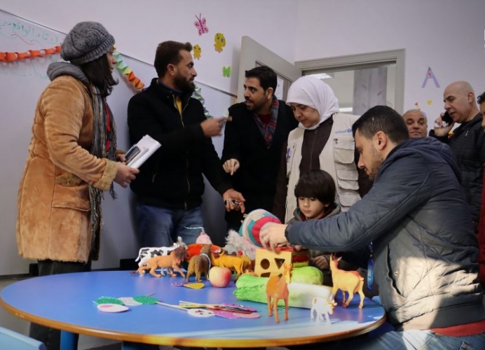 وفد من منظمة اليونيسيف ومؤسسة آغا خان يطلع على خدمات مراكز “صديقة الطفولة” في ريف حمص
