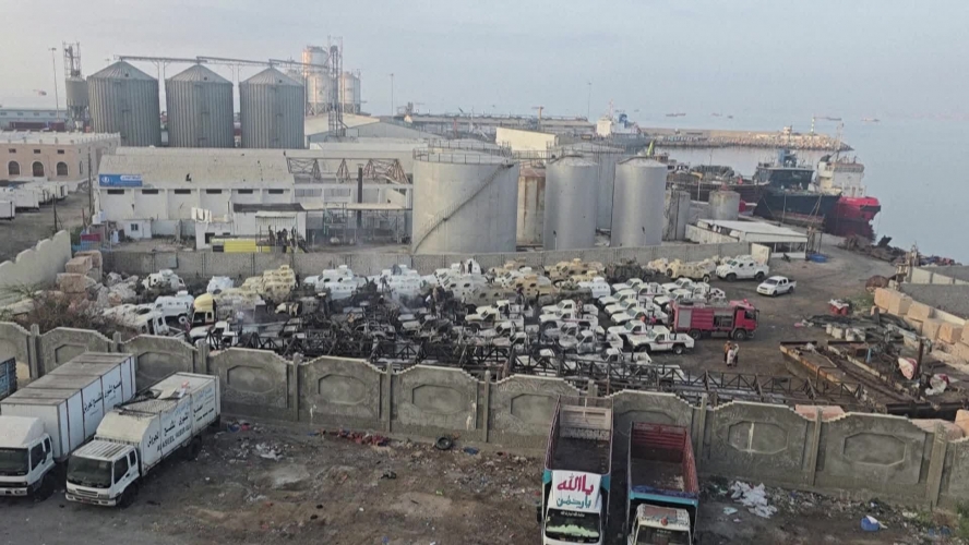 ضربة سعودية جوية على ميناء المكلا وسط تصاعد الخلاف مع الامارات في اليمن