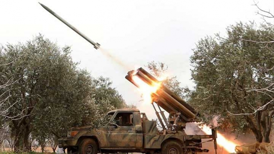 بالدبابات والأسلحة الثقيلة.. فصائل الحكومة الانتقالية تقصف مدينة صرّين