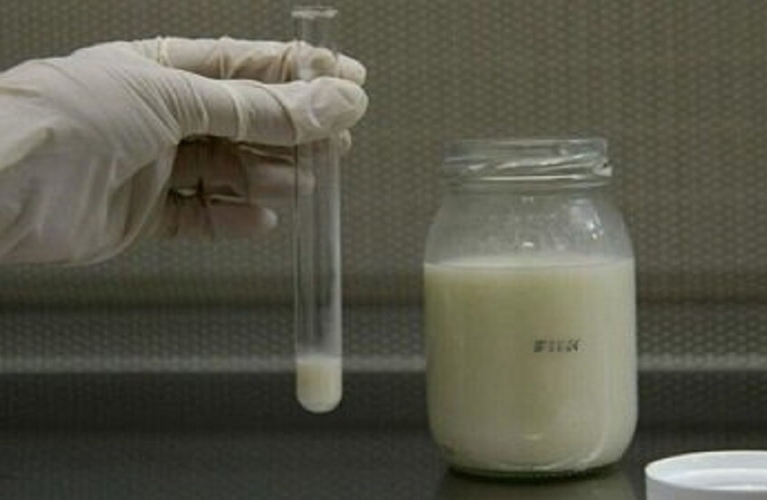 اكتشاف آثار مبيدات حشرية وملوثات كيميائية في حليب الأم
