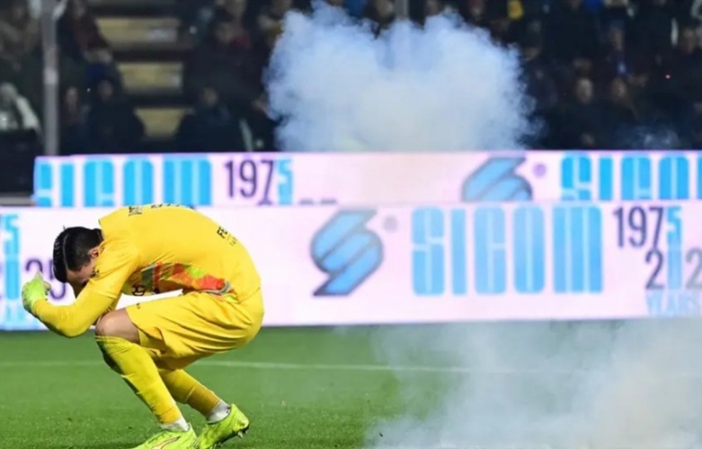عقوبة صارمة ضد جماهير إنتر ميلان بعد استهداف حارس كريمونيزي بمفرقعة نارية  