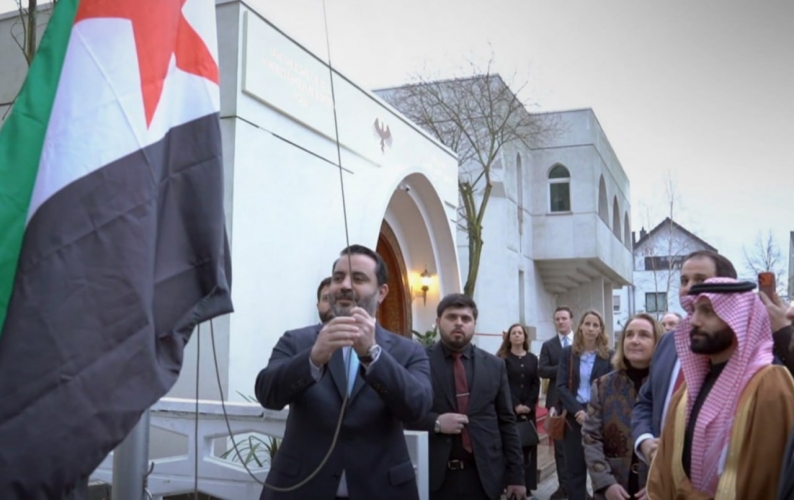 وزير الخارجية السوري يرفع العلم السوري فوق مبنى القنصلية بمدينة بون الألمانية