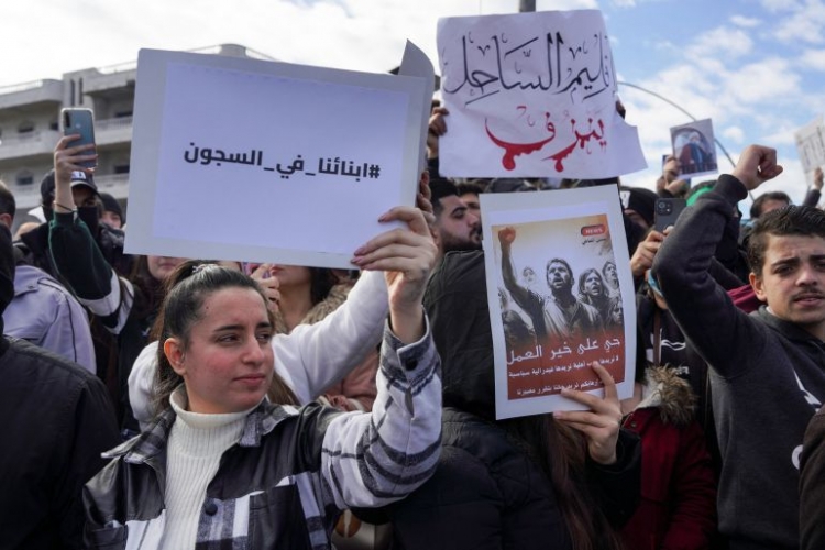 المرصد السوري يدين استمرار اعتقال شخصيات دينية وناشطين على خلفية مشاركتهم في مظاهرات الساحل السوري