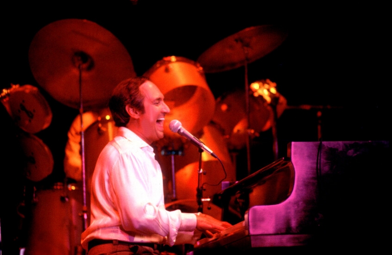 وفاة أسطورة الموسيقى الأمريكية نيل سيداكا عن عمر 86 عاماً