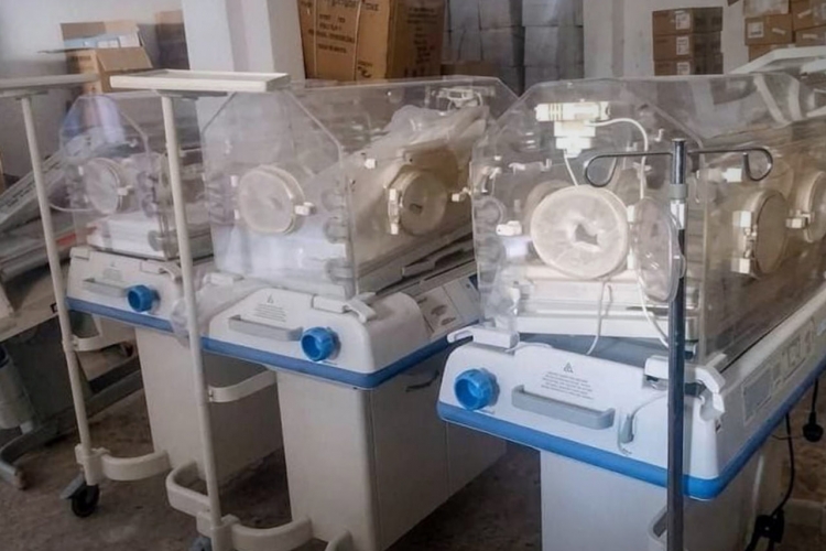 رفد مشفى الرقة للأطفال بعدد من الأجهزة والمعدات الطبية الحديثة