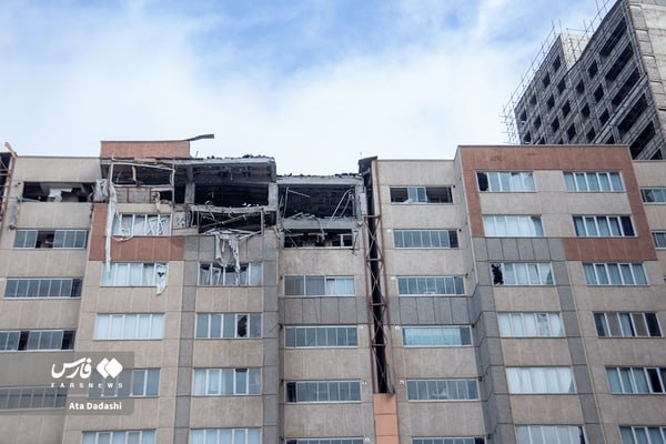 العدو الأمريكي الصهيوني يستهدف المناطق السكنية في المدن الايرانية