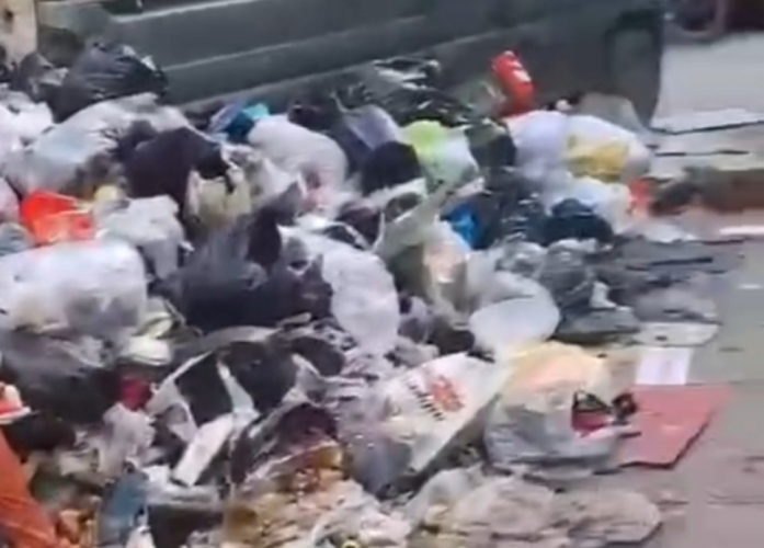 تراكم نفايات في شوارع الدويلعة بدمشق واستياء شعبي وتساؤلات حول واقع الخدمات