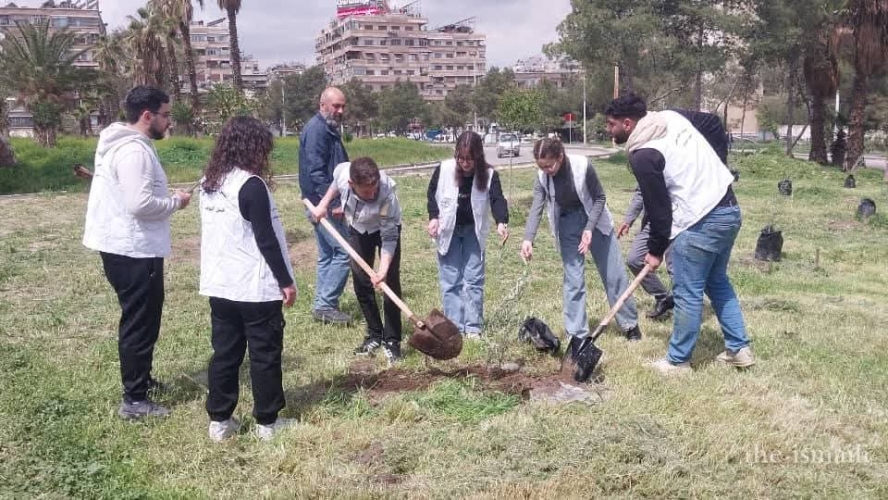 المجلس الإسماعيلي بدمشق ينفذ حملة تشجير في منطقة الزاهرة الجديدة