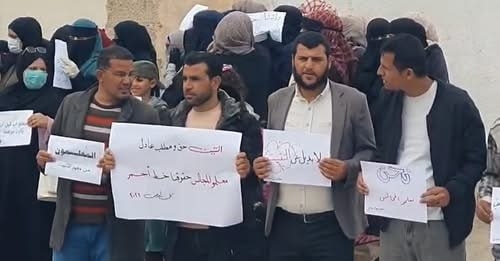 وقفة احتجاجية لمعلمي تل أبيض للمطالبة بصرف الرواتب وتحسين الأوضاع المعيشية