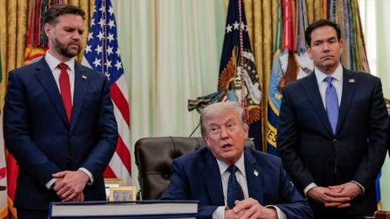 البيت الأبيض: ترامب يناقش مع فريقه للأمن القومي مقترح إيران بشأن إعادة فتح مضيق هرمز