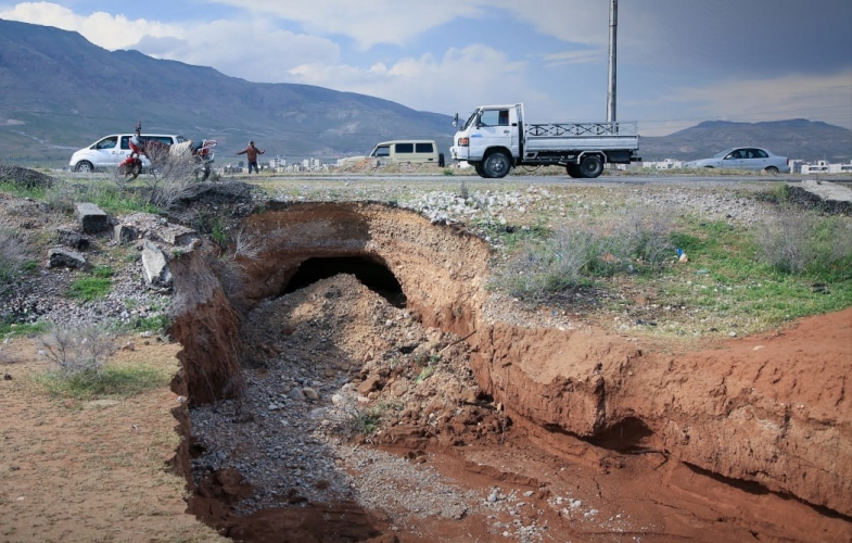 هبوط أرضي على طريق دمشق بغداد قرب عدرا العمالية بسبب الأمطار الغزيرة