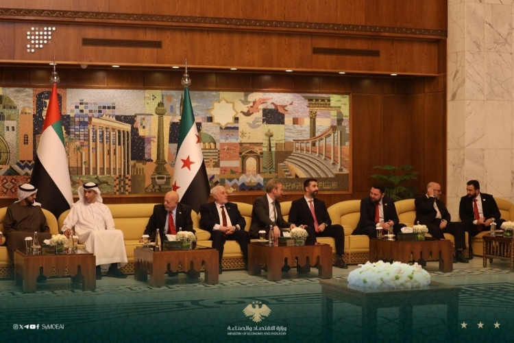 وفد إماراتي رفيع المستوى يرأسه وزير التجارة يصل إلى دمشق