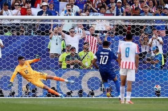 بشق الأنفس منتخب فرنسا يتغلب على منتخب باراغواي ويتأهل إلى ربع نهائي كأس العالم