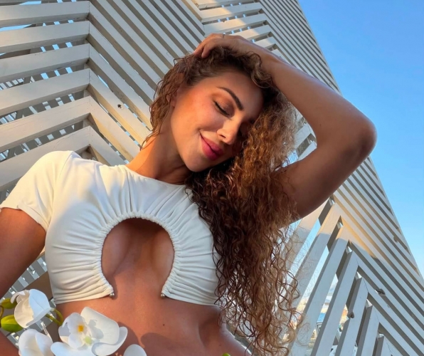 ميريام فارس تواصل حصد نجاحات أحدث أعمالها الغنائية وتخطف الأنظار بإطلالة جريئة