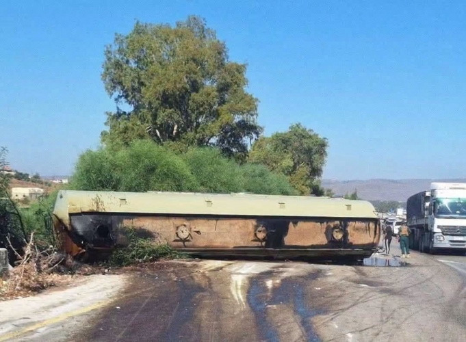 وفاة شخص وإصابة آخرين في حادث سير جراء انقلاب صهريج نفط على طريق حمص–طرطوس