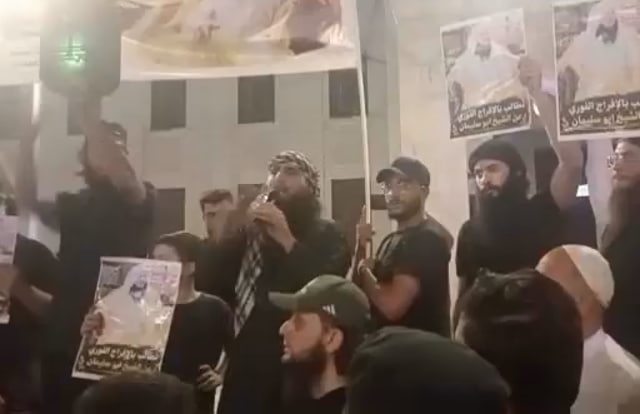 الأجهزة الأمنية توقف المدعو أبو أحمد الحموي عقب مظاهرة ساحة العاصي في حماة