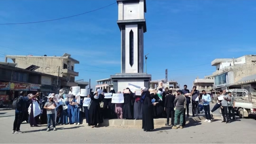 وقفة احتجاجية لمعلمين في ساحة القصير بحمص مطالبين بالتثبيت وإعادة الوكلاء