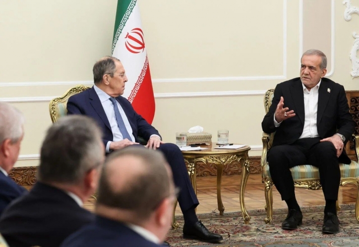 بزشكيان لـ لافروف: القواعد الأميركية في المنطقة تزيد التوترات ونحن نرفض الإملاءات