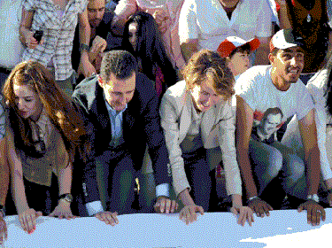 الرئيس الأسد والسيدة عقيلته يشاركان الشباب في لف العلم تمهيداً لإرساله الى حلب الخميس 