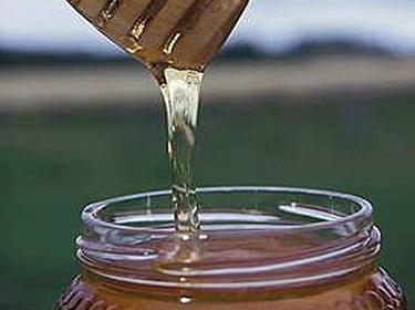 خبراء ينصحون باستبدال السكر بالعسل الطبيعي عند إعداد البقلاوة