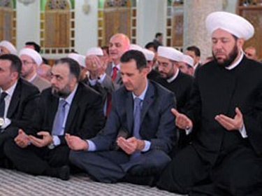 الرئيس الأسد يؤدي صلاة عيد الفطر برفقة عدد من علماء الدين وحشد من المصلين 