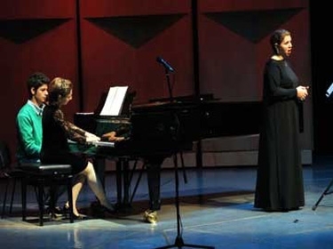 سوزان حداد تغني تشايكوفسكي في الأوبرا السورية