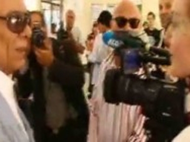 عادل امام يغازل صحفية فرنسية أثناء توجهه للانتخاب