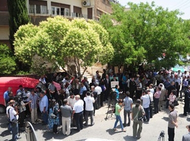 Syrian Journalists Stage Sit-In in Denunciation of Al's Decision on Stopping Broadcast of Syrian Satellite Channels 