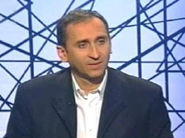تيري ميسان يحذر من عملية تضليل واسعة بعد إيقاف بث القنوات السورية 