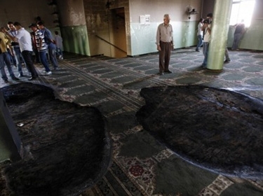 تصعيد صهيوني.. ومتطرفون يهود يحرقون مسجداً في مدينة رام الله